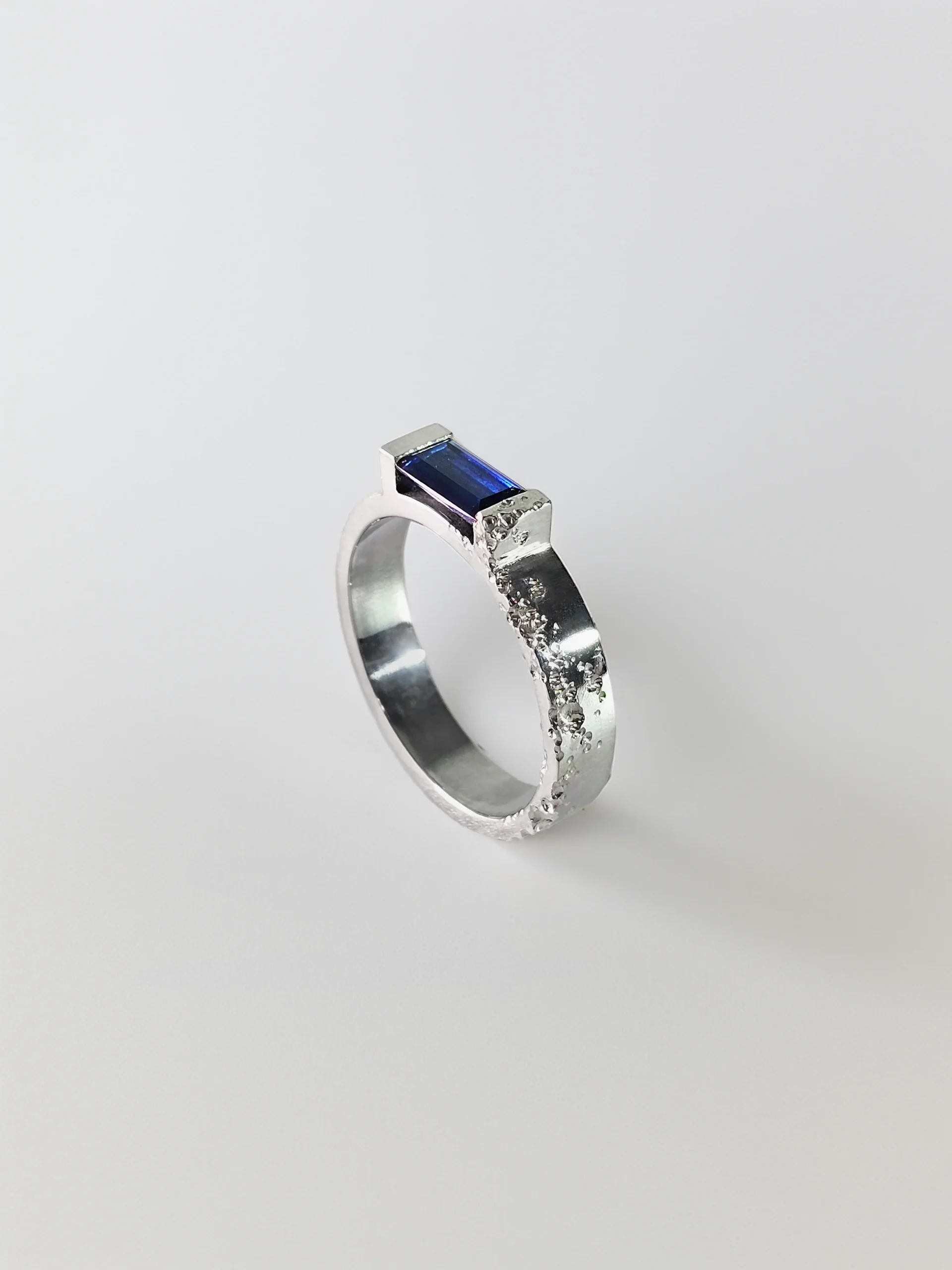 Bague en argent, pierre précieuse, saphir bleu; joaillerie Musaë Blockhaus Grand modèle. Bijouterie Lorient