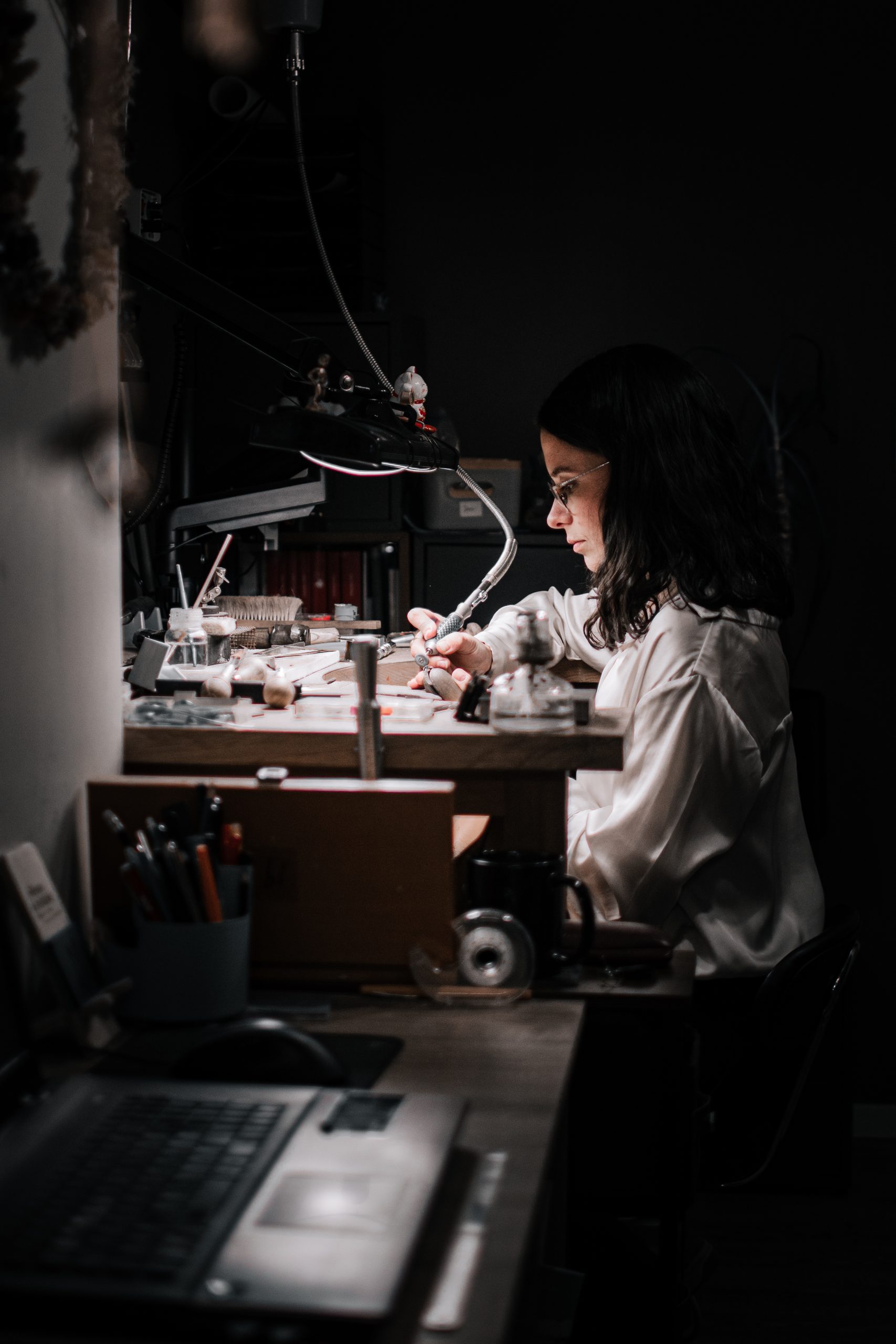 Photo de Maëwen confectionnant un nouveau bijou
