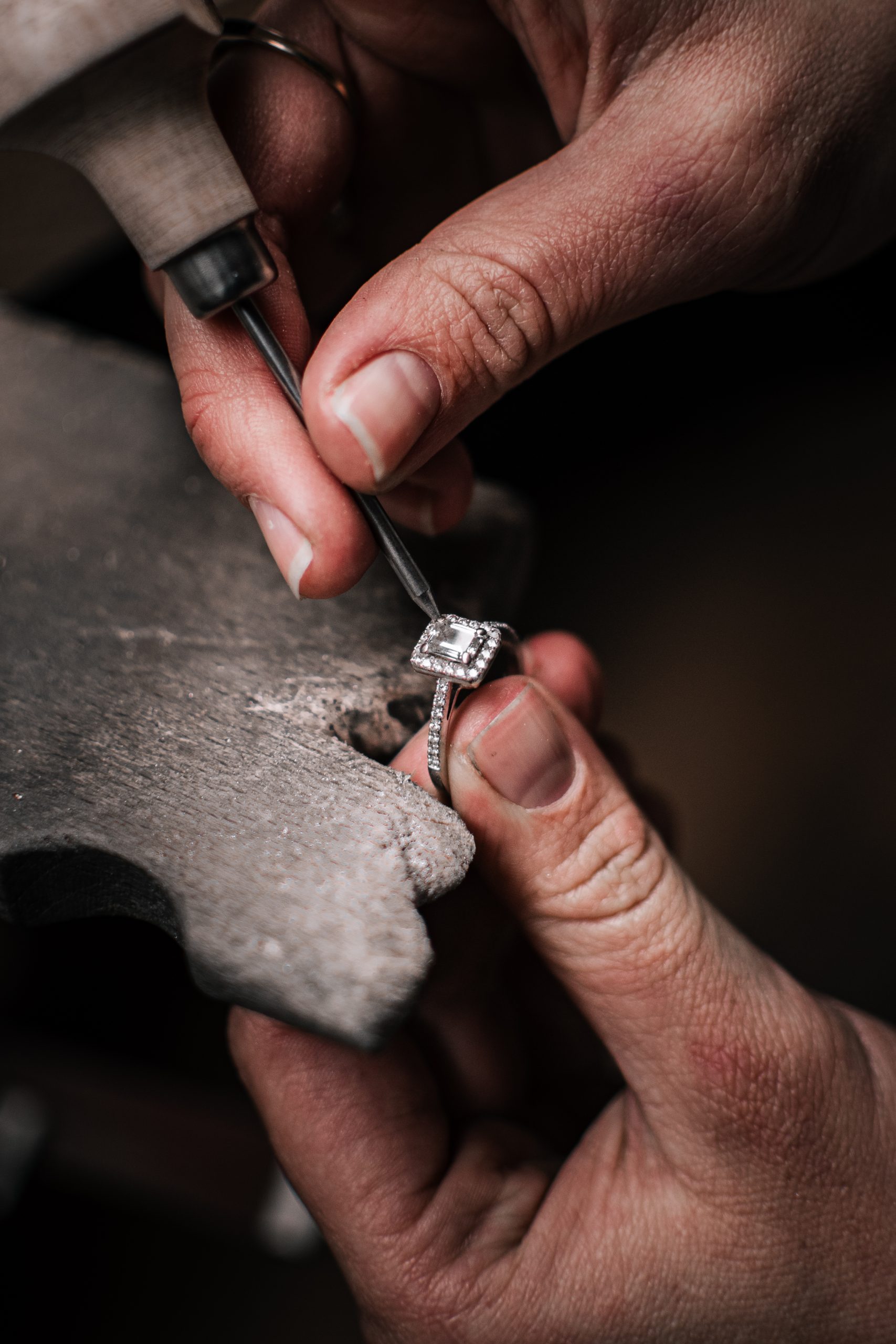 Pose d'une pierre précieuse sur une bague en argent