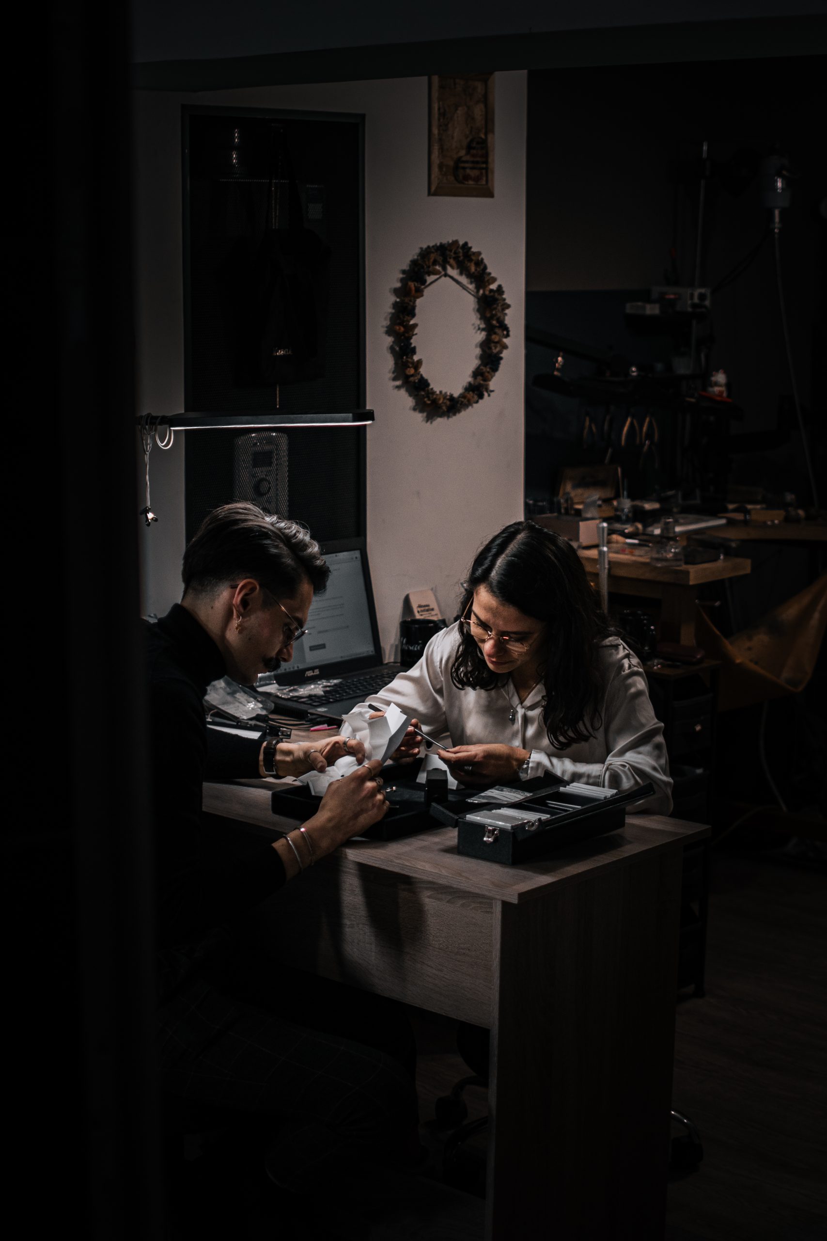 Equipe Musaë fabriquant un nouveau bijou