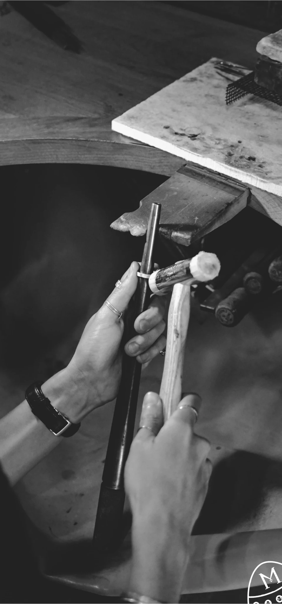 Personne ajustant la taille et la forme d'une bague avec ses outils
