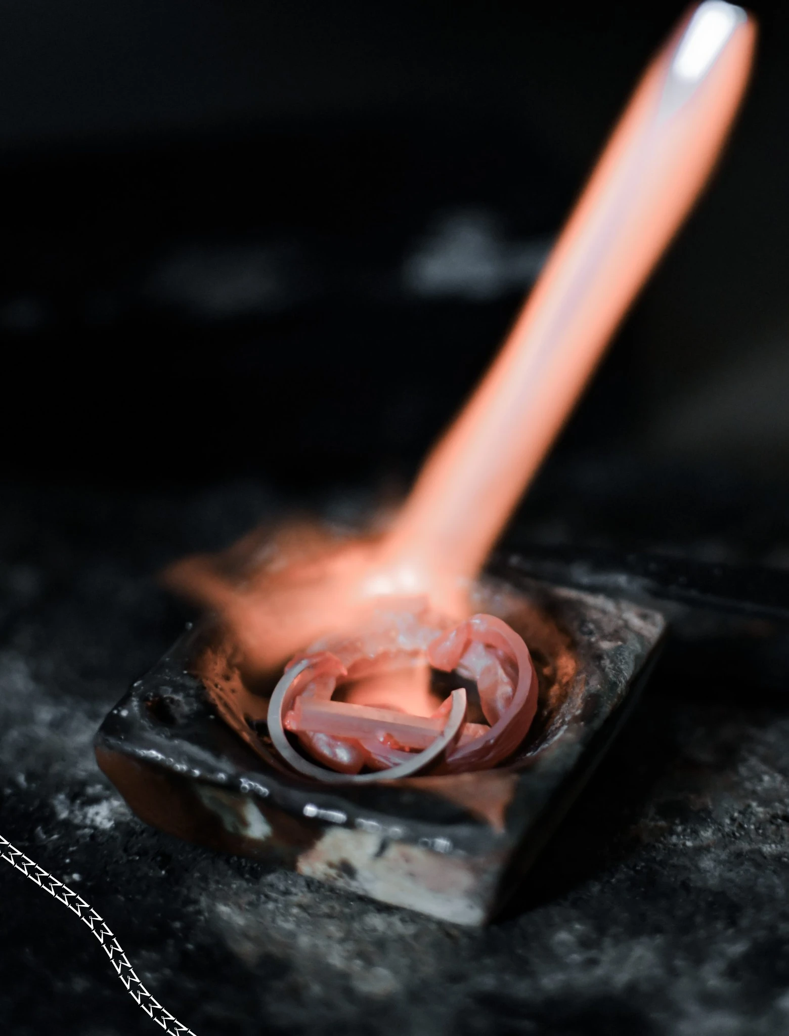 Bijoux fondu par un chalumeau pour récupérer le métal
